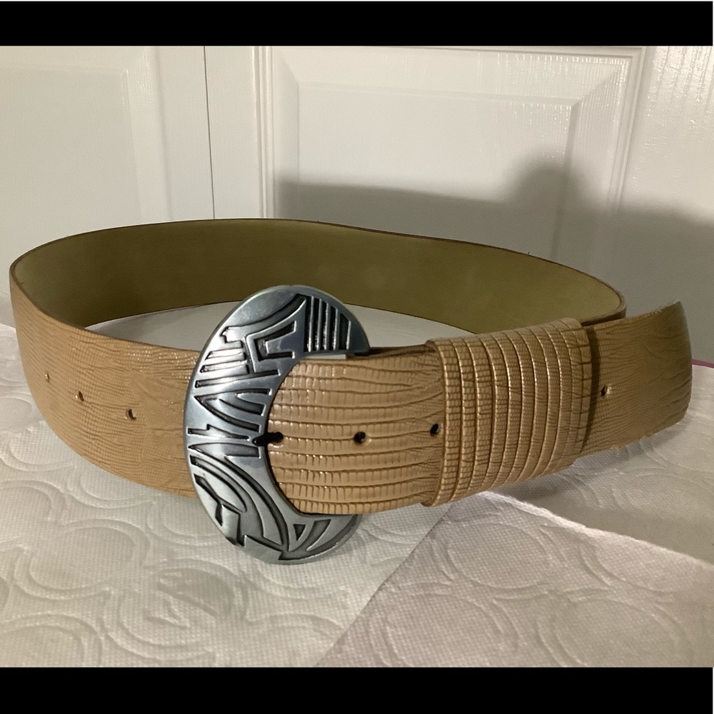 Wide nude/tan belt.